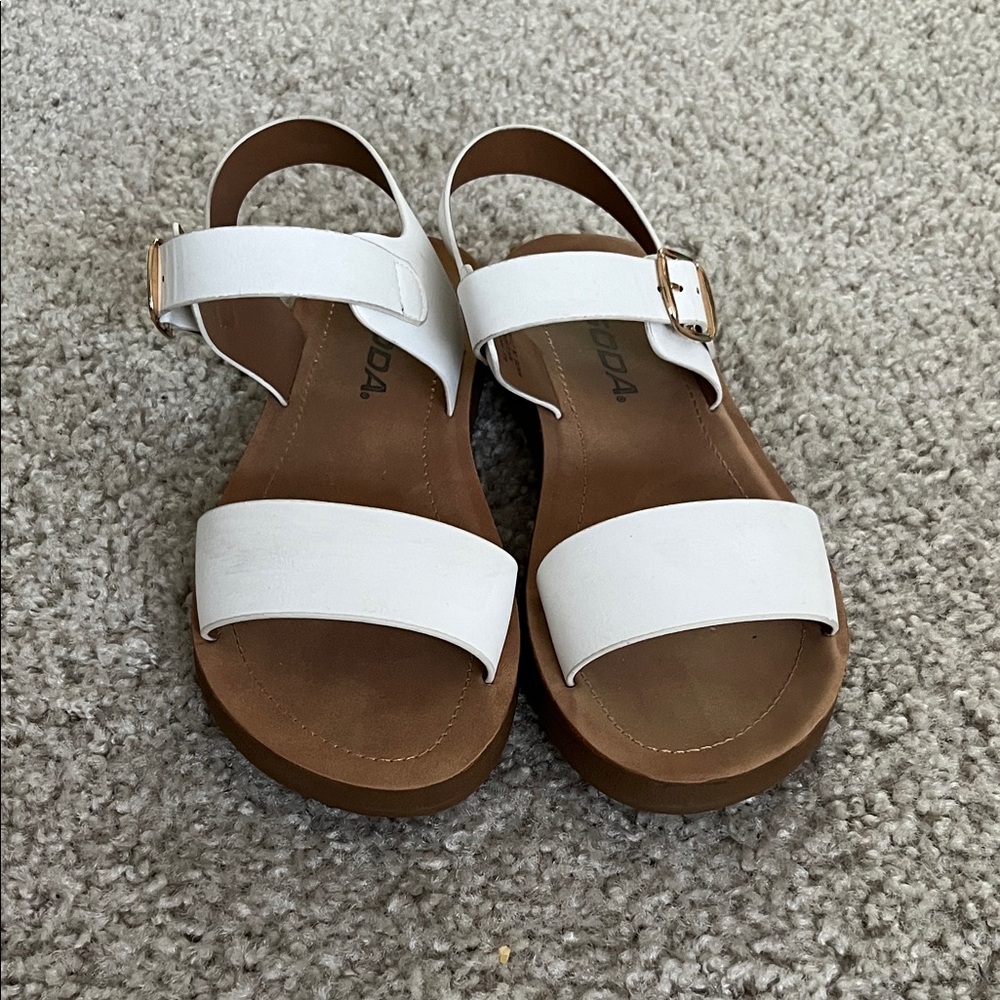 Soda White Chester Sandal Size 6 NWOT